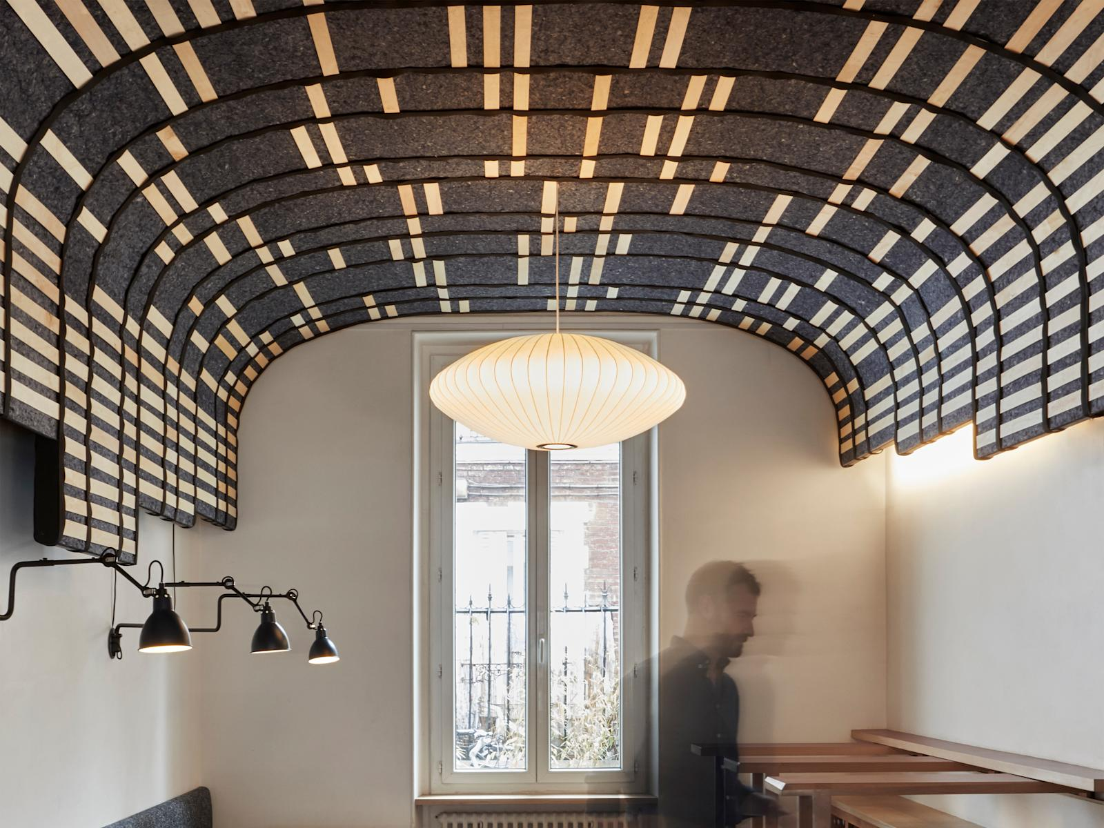 Voûte acoustique en panneaux recyclés dans un intérieur